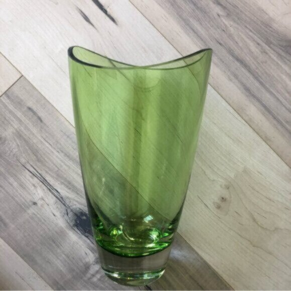 Vintage Green glass vase - Picture 3 of 9